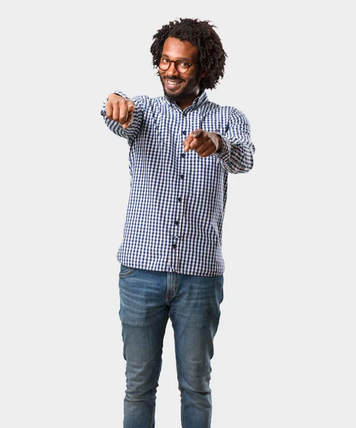 Knappe Afro Amerikaanse Zakenman Vrolijk Glimlachend Naar Voren Wijzen — Stockfoto
