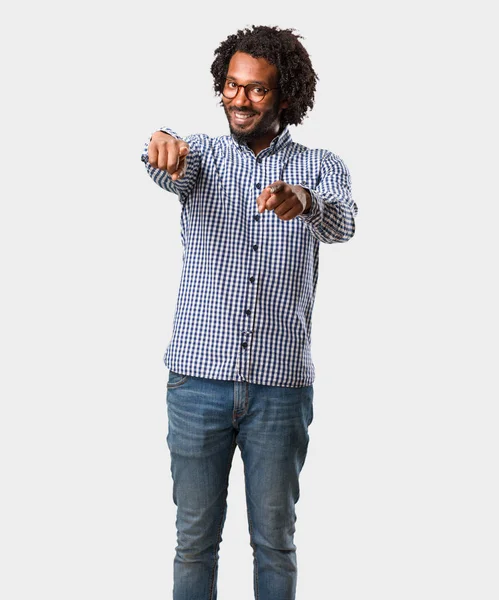 Hombre Afroamericano Negocios Guapo Alegre Sonriente Señalando Hacia Frente — Foto de Stock