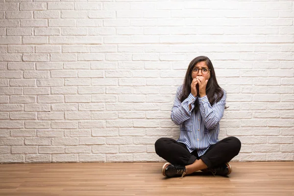 Jonge Indiase Vrouw Zitten Tegen Een Muur Erg Bang Bang — Stockfoto