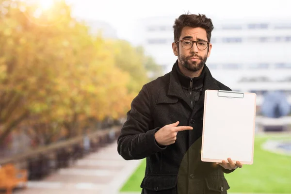 Joven Sosteniendo Gabinete Archivos — Foto de Stock