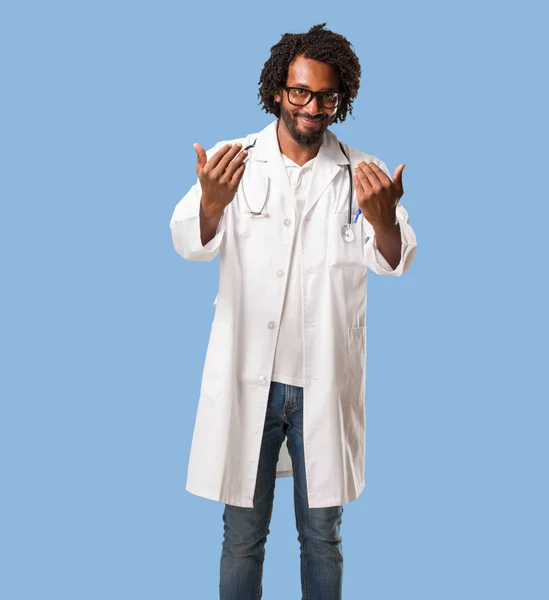 Bonito Médico Afro Americano Convidando Para Vir Confiante Sorrindo Fazendo — Fotografia de Stock