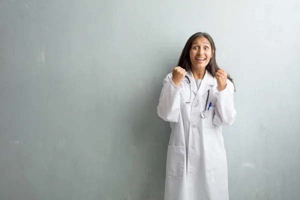 Jovem Mulher Médica Indiana Contra Uma Parede Muito Feliz Animado — Fotografia de Stock