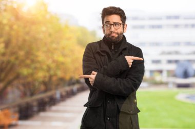 Genç adam iki şey arasında şüphe