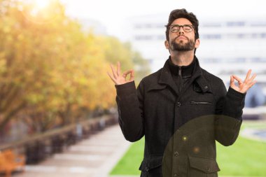 meditasyon ve rahat genç adam