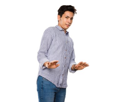 Beyaz arka plan üzerinde izole bir korkan genç