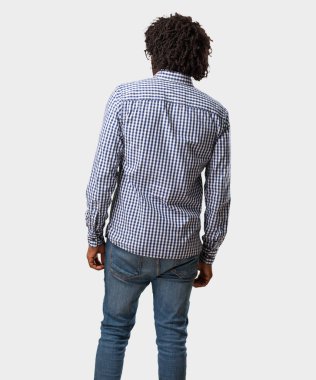 Geriye dönüp baktığımda geri açık, poz ve bekliyor, yakışıklı Afrikalı-Amerikalı işadamı