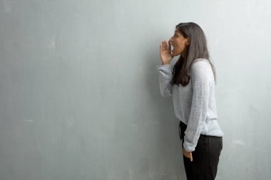 Kızgın, çığlık bir duvara grunge ifade delilik ve zihinsel istikrarsızlık, Genç Hintli kadın açık ağız ve gözleri yarı açık, delilik kavramı