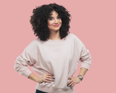 kalçalarına eller genç kadın