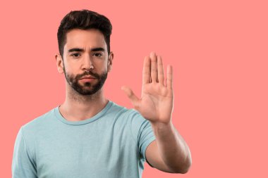 Dur bir jest yapan genç erkek