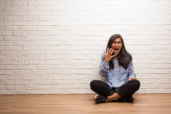 Jonge Indiase Vrouw Zitten Tegen Een Muur Erg Bang Bang — Stockfoto