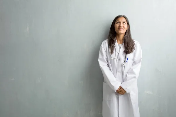 Junge Indische Ärztin Vor Einer Wand Die Nach Oben Blickt — Stockfoto