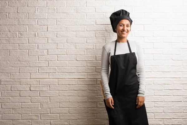Young Baker Indian Woman Bricks Wall Cheerful Big Smile Confident — Stock Photo, Image