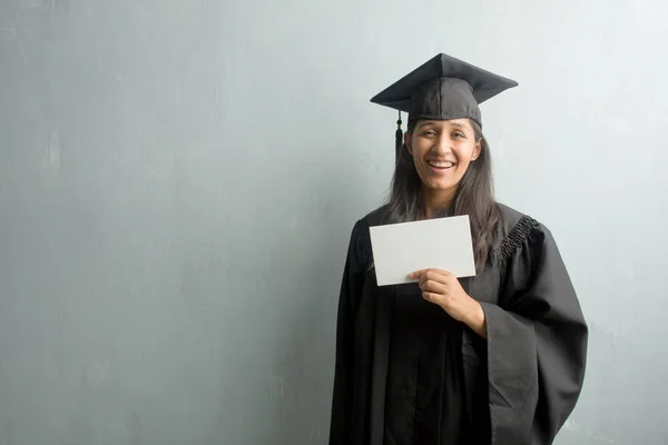 Jeune Indienne Diplômée Contre Mur Gaie Avec Grand Sourire Confiante — Photo