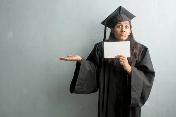 Jeune Indienne Diplômée Contre Mur Doutant Haussant Les Épaules Concept — Photo