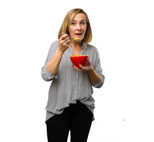 Ξανθιά Ώριμη Γυναίκα Τρώει Δημητριακά Στο Πρωινό — Φωτογραφία Αρχείου