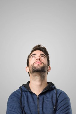 Gri arka plan üzerinde düşünme genç adam