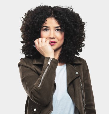 Genç kadın korkmuş ve sinir