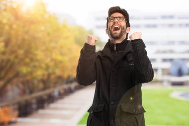 Genç adam başarı jesti yapıyor