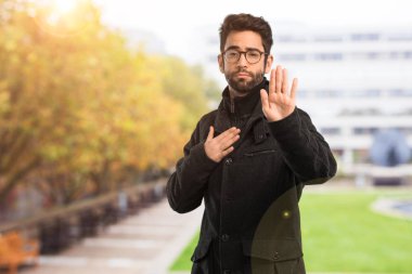 Genç adam küfür ve ciddi