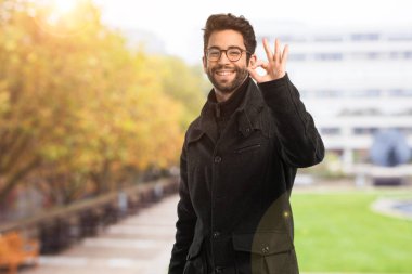 Tamam jest yapan genç erkek