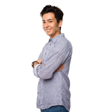 Beyaz arka plan üzerinde izole silah geçiş genç