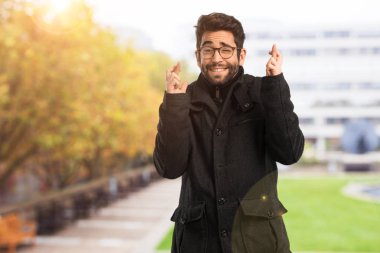 Genç adam şanslı jest yapıyor