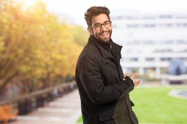 hoş geldiniz honestng yapan genç erkek