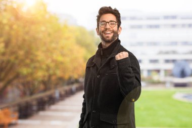 Genç adam başarı jesti yapıyor