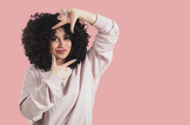 Genç kadının çerçeve hareketi yapması