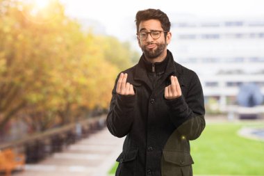 para hareketi yapan genç erkek