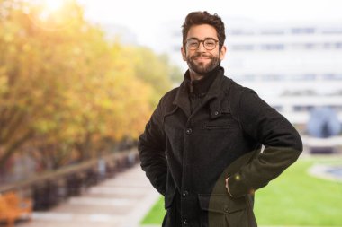 Genç adam kalçalarına eller