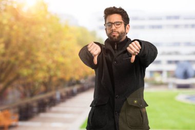 Genç adam başparmak aşağı