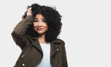 Genç kadın bir şey fark