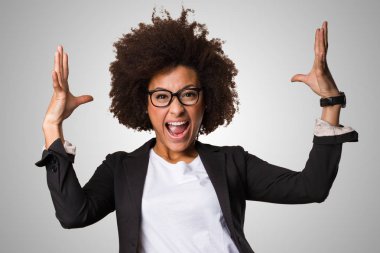 mutlu siyah iş kadını gri arka plan üzerinde