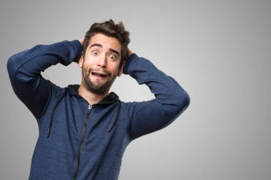 Korkarım genç adam gri arka plan üzerinde