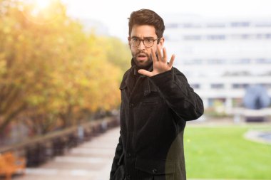 sürpriz ve karışık bir genç adam