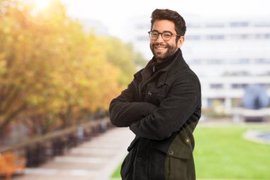 Genç adam mutlu ve gülümseyerek