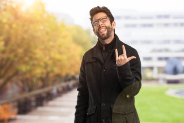 Genç adam rock jest yapıyor