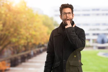 kusmuk jest yapan genç erkek