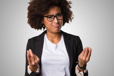 siyah iş kadını gri arka plan üzerine zavallı jest yapıyor