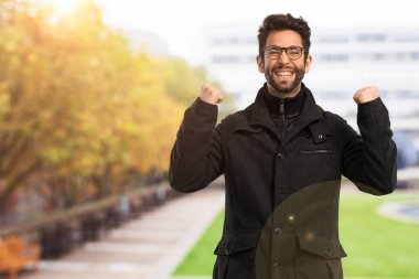 Genç adam başarı jesti yapıyor