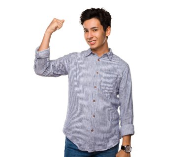 genç güçlü jest yapıyor