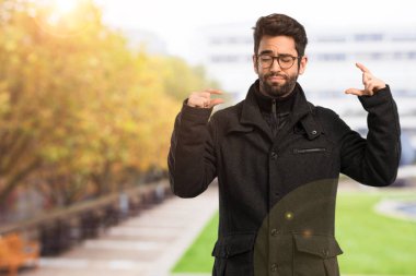 Genç adam iki şey arasında şüphe