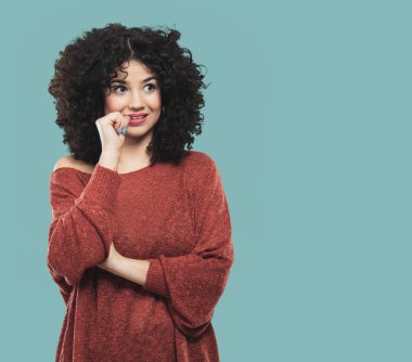 Genç kadın korkmuş ve sinir