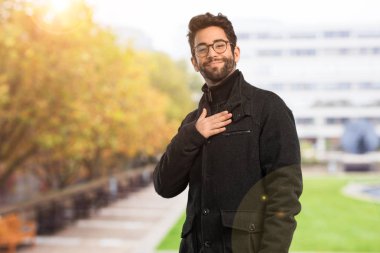 genç gururlu O'nun kendisini adam