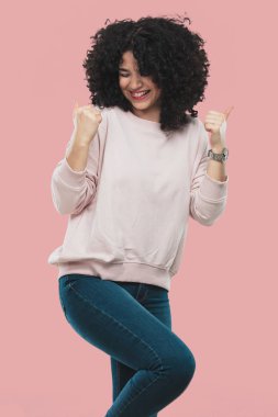 Genç kadının kazanan bir jest yapması