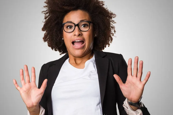 Mujer Negocios Negro Miedo Sobre Fondo Gris — Foto de Stock