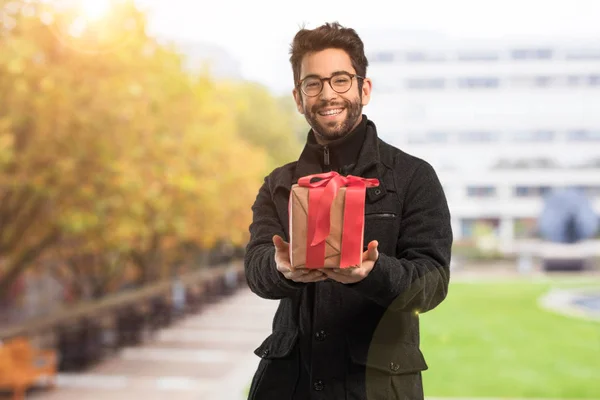 Joven Sosteniendo Regalo —  Fotos de Stock