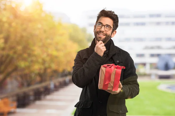 Joven Sosteniendo Regalo —  Fotos de Stock