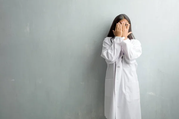 Jovem Mulher Médica Indiana Contra Uma Parede Sente Preocupado Assustado — Fotografia de Stock